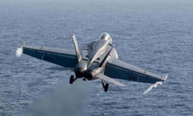 F/A-18 Super Hornet escapa de míssil iraniano e expõe riscos no espaço aéreo do Irã