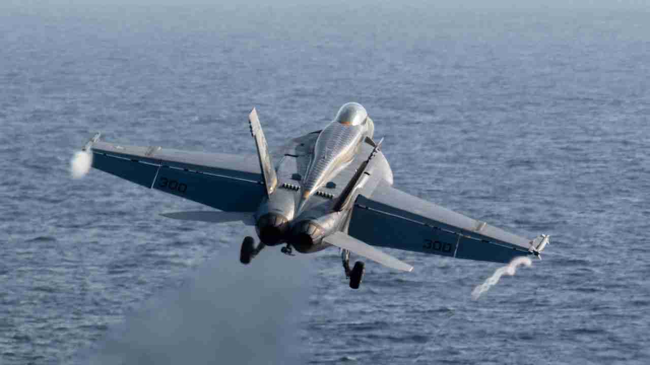 F/A-18 Super Hornet entgeht iranischer Rakete und zeigt Risiken im iranischen Luftraum auf