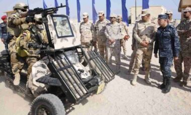 Snowmobile Polaris vira veículo militar híbrido armado usado pelo Exército do Egito