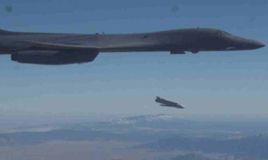 EUA atacam bases subterrâneas de mísseis do Irã com bombas de alta penetração