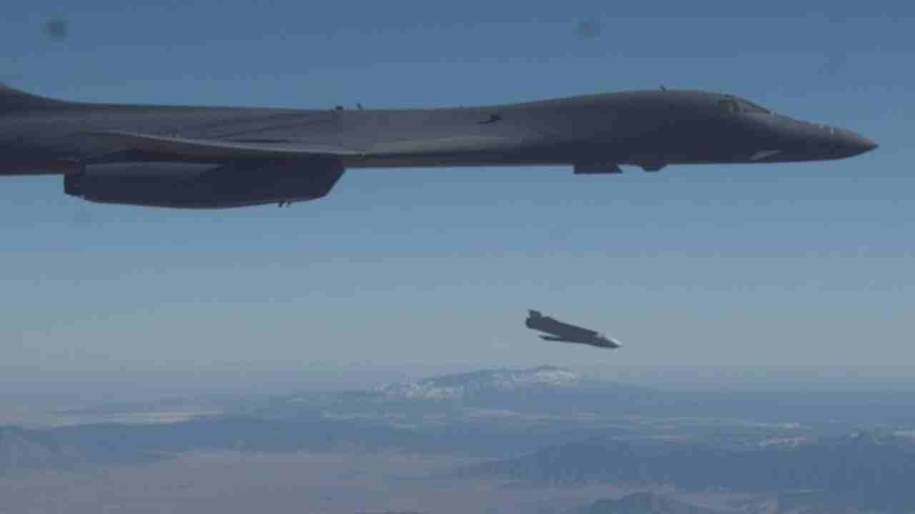 USA angriper Irans underjordiske missilbaser med kraftige bunkerknusende bomber