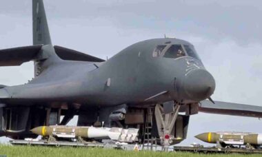 EUA armam 12 B-1B com bombas antibunker na Inglaterra para ataques diretos ao Irã