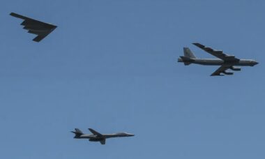 Enxame de drones misteriosos sobrevoam base da Força Aérea dos EUA repleta de bombardeiros nucleares