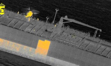 Suécia apreende petroleiro ligado à "frota fantasma" russa no Mar Báltico