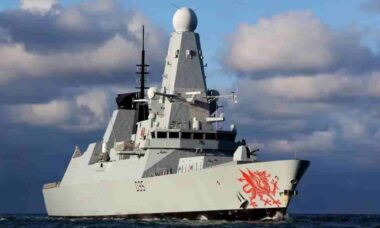Reino Unido envia HMS Dragon ao Mediterrâneo e reforça defesa após ameaças de drones