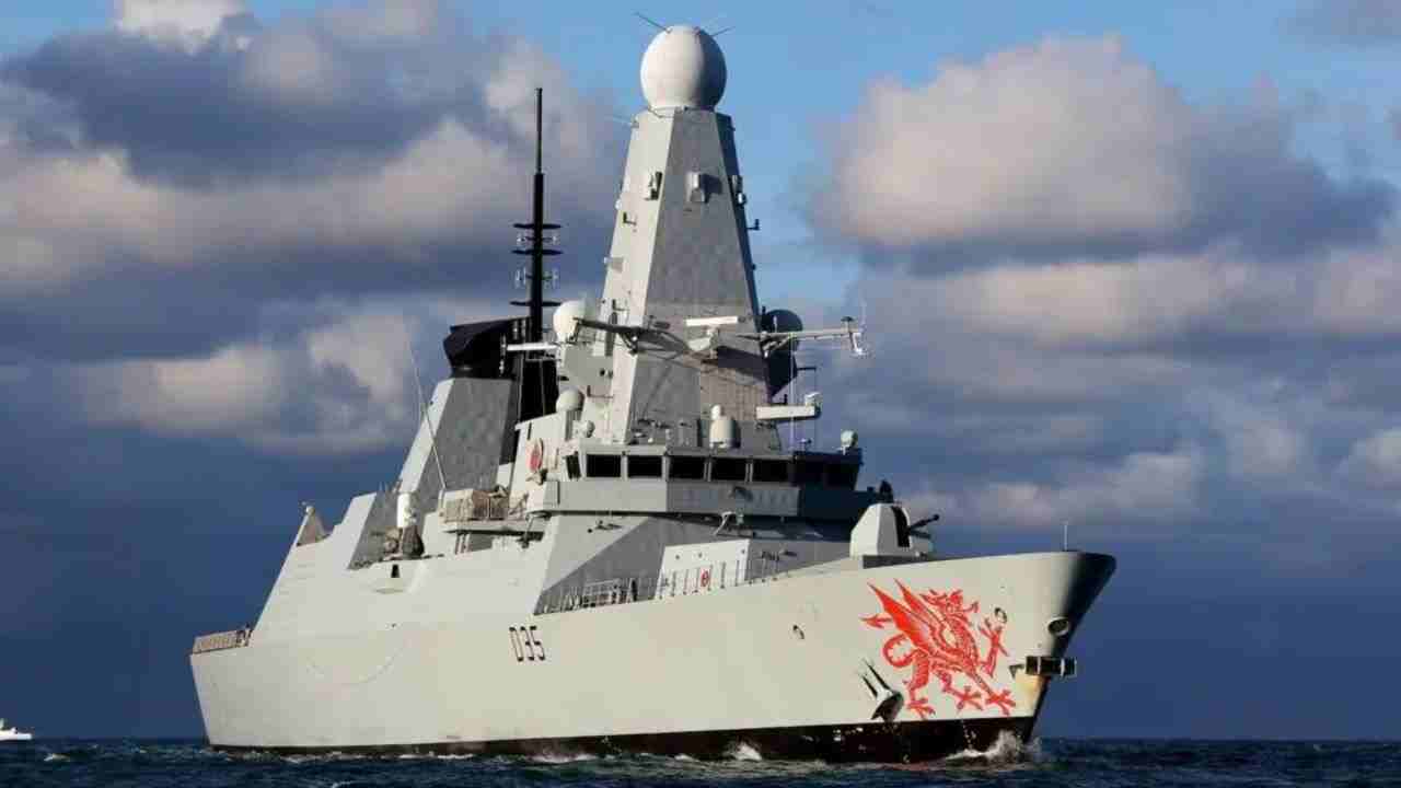 Reino Unido envia HMS Dragon ao Mediterrâneo e reforça defesa após ameaças de drones