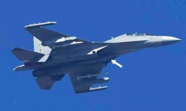 Caça J-16D da China é visto com mísseis PL-15 em voo pela 1ª vez