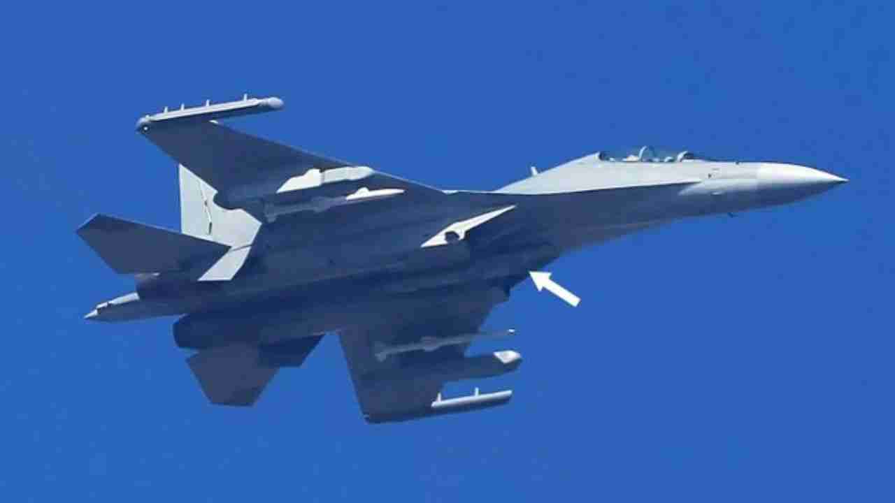 Il caccia cinese J-16D avvistato per la prima volta in volo con missili PL-15