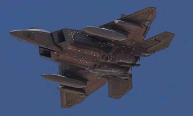 F-22 Raptor 2.0 e novo míssil nuclear avançam em testes nos EUA