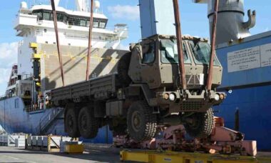 Israel reforça forças de defesa com dezenas de veículos e nova remessa militar