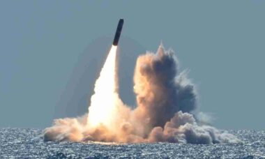 Reino Unido mantém Trident e descarta adoção de míssil nuclear francês