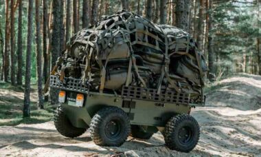 Robô militar UNHUMAN transporta até 200 kg e promete revolucionar logística no campo de batalha