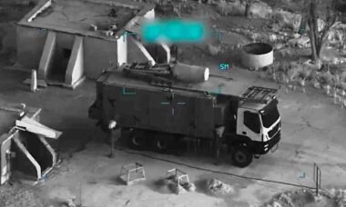 Ataque dos EUA atinge sistema de guerra eletrônica Cobra V8 do Irã perto do Golfo Pérsico