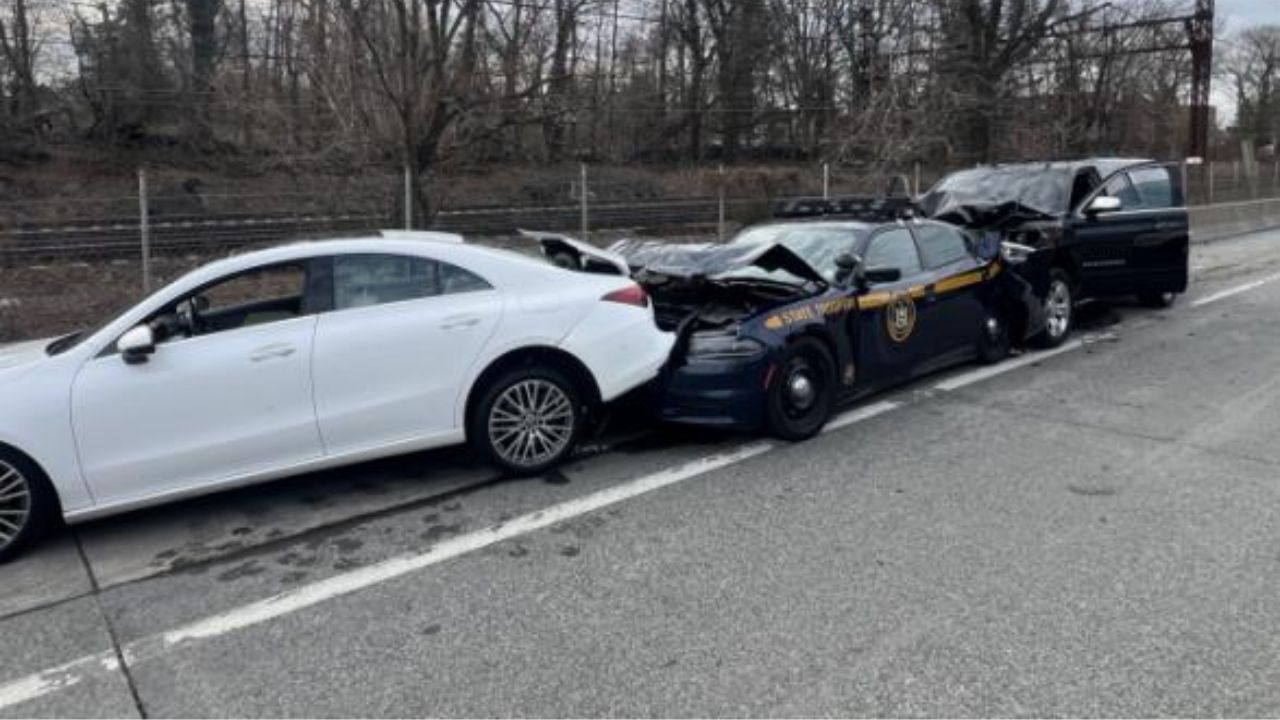 Policial de Nova York fica ferido após viatura ser esmagada em acidente em cadeia