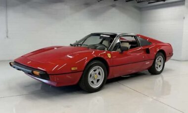 Ferrari 308 GTS 1979 da série “Magnum, P.I.” será leiloada no mês que vem