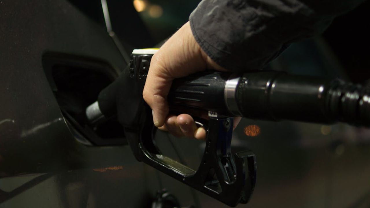 Motoristas desesperados esperam em filas de mais de 90 carros para abastecer no Reino Unido
