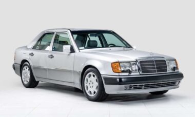 Mercedes 500E do comediante Jerry Seinfeld é vendida a valor recorde em leilão
