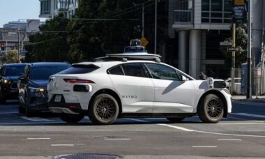 Veículo autônomo da Waymo teria impedido passagem de socorristas após tiroteio no Texas