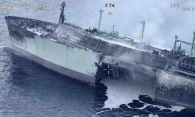Navio petroleiro russo destruído por ataque de drone gera risco de desastre ambiental no Mar Mediterrâneo