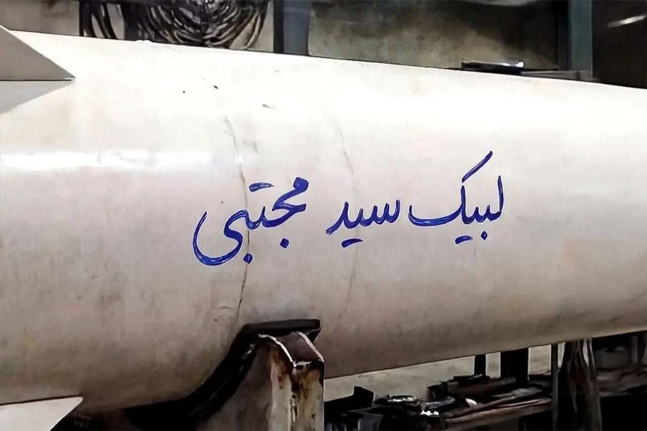 L’Iran fa una dichiarazione inquietante con un messaggio scritto accanto a un missile