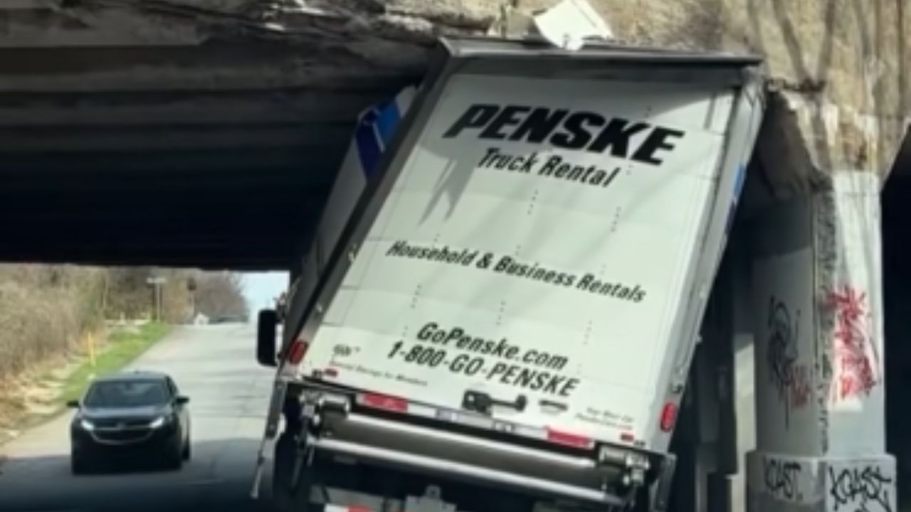 Caminhão da Penske é em ponte de Atlanta e internautas fazem piada da situação