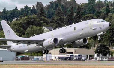 Aeronave Poseidon da Força Aérea Real britânica retorna à Islândia para treinamento