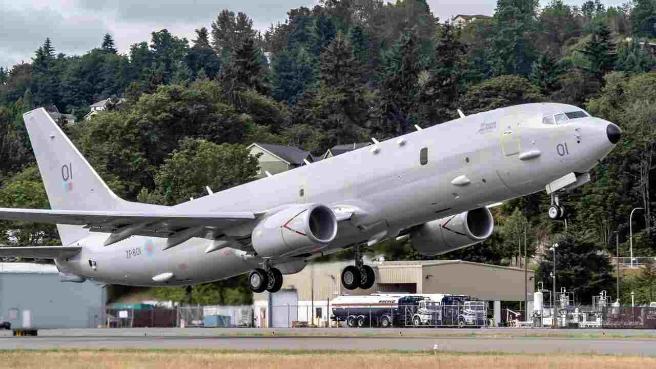 Aeronave Poseidon da Força Aérea Real britânica retorna à Islândia para treinamento