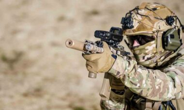Exército dos EUA adota mira de rifle inteligente para defesa antidrones