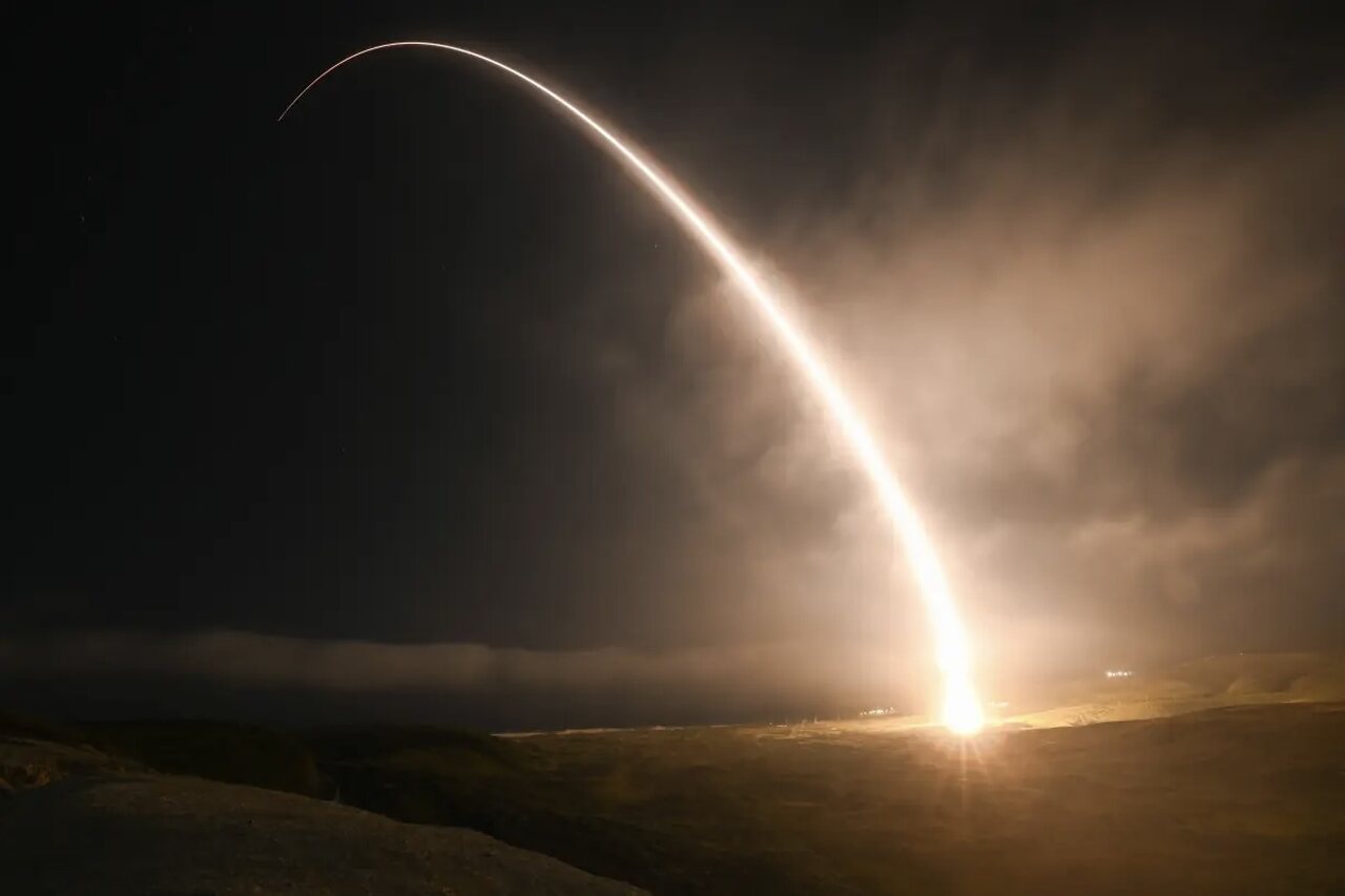 Gli USA testano il "missile del giorno del giudizio" nel mezzo dei conflitti con l’Iran