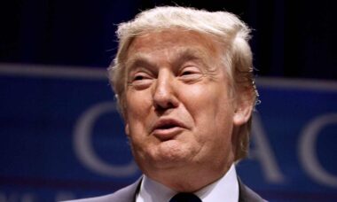 Trump sugere que afundar navios iranianos ao invés de capturá-los é “mais divertido”