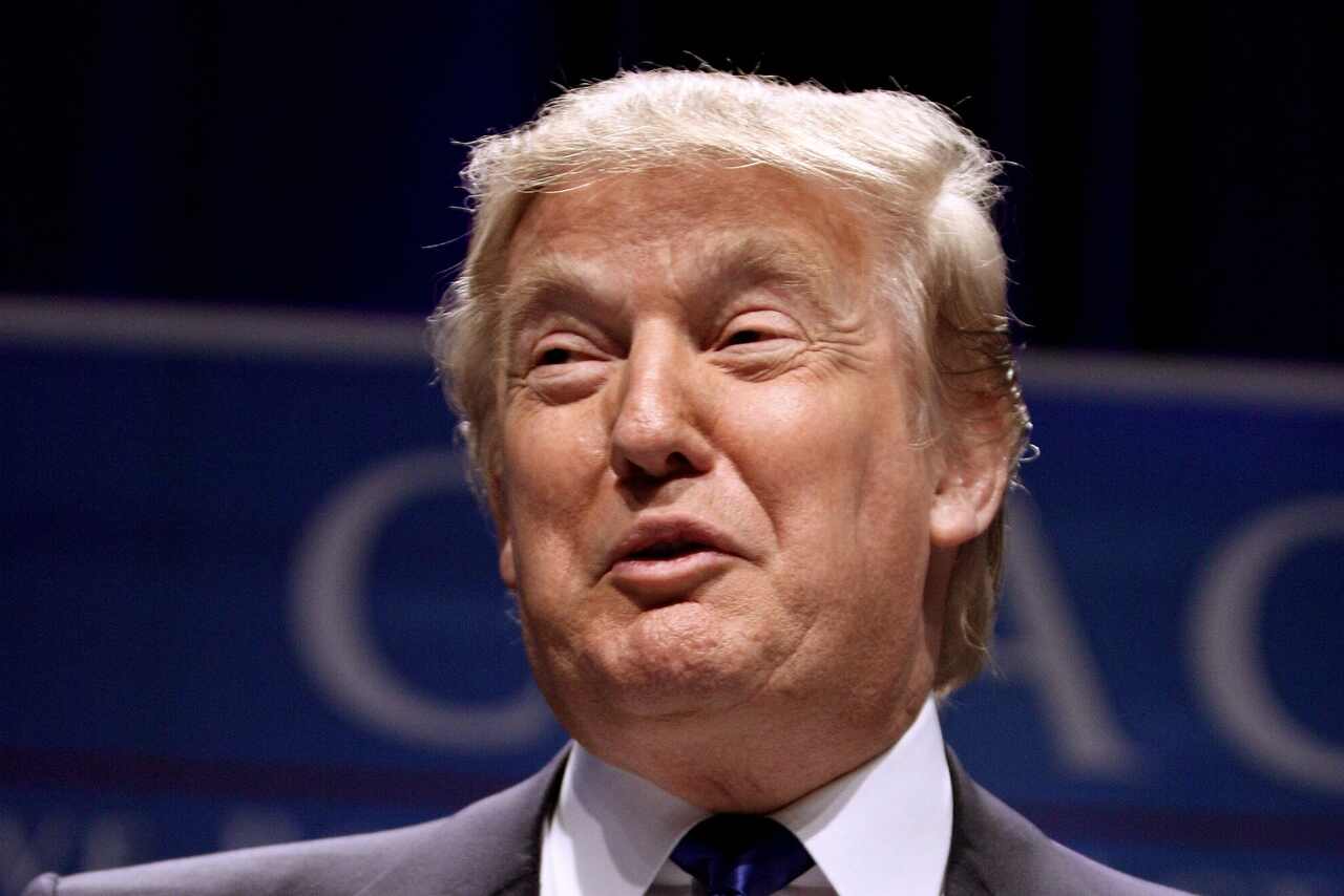 Trump sugere que afundar navios iranianos ao invés de capturá-los é “mais divertido”