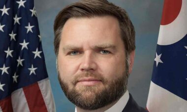 JD Vance culpa Joe Biden pelo aumento do preço da gasolina