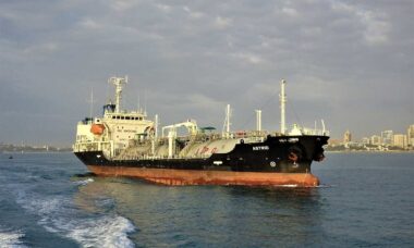 Vídeo mostra navios petroleiros sendo tomados por chamas após ataque do Irã