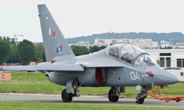 Irã implanta jatos Yak-130 para patrulhas de drones sobre Teerã