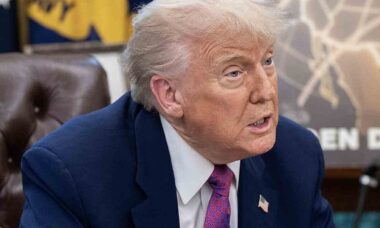Donald Trump fala sobre Terceira Guerra Mundial enquanto brinca com miniatura de avião bombardeiro