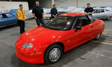 GM EV1 esquecido em depósito é leiloado por mais de US$ 100 mil. Foto: Reprodução Youtube