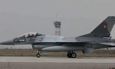 Caça F-16 da Força Aérea da Romênia. Foto: Wikimedia