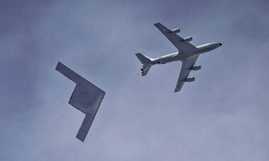 Caça B-21 Raider é visto fazendo reabastecimento aéreo pela primeira vez