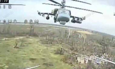 Helicóptero Ka-52 russo é abatido por drone FPV de fibra óptica. X @front_ukrainian