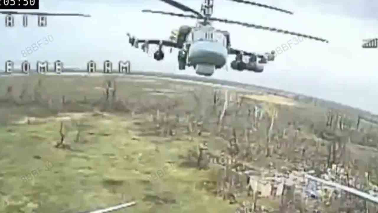 Helicóptero Ka-52 russo é abatido por drone FPV de fibra óptica. X @front_ukrainian