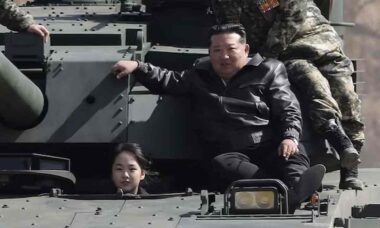 Filha de Kim Jong-Un surge dirigindo tanque ao lado do pai em aparição pública recente