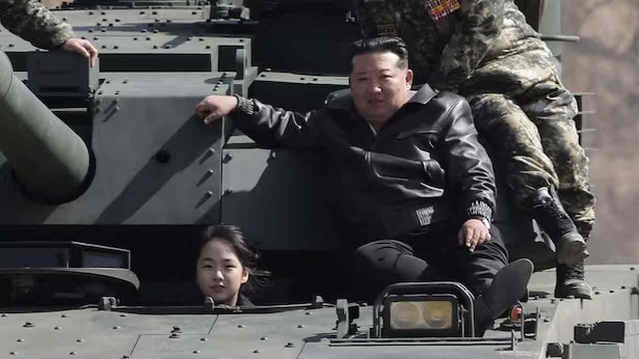 Filha de Kim Jong-Un surge dirigindo tanque ao lado do pai em aparição pública recente
