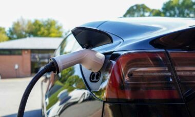 Motorista de Tesla choca internautas ao mostrar gasto com eletricidade ao longo de 12 meses