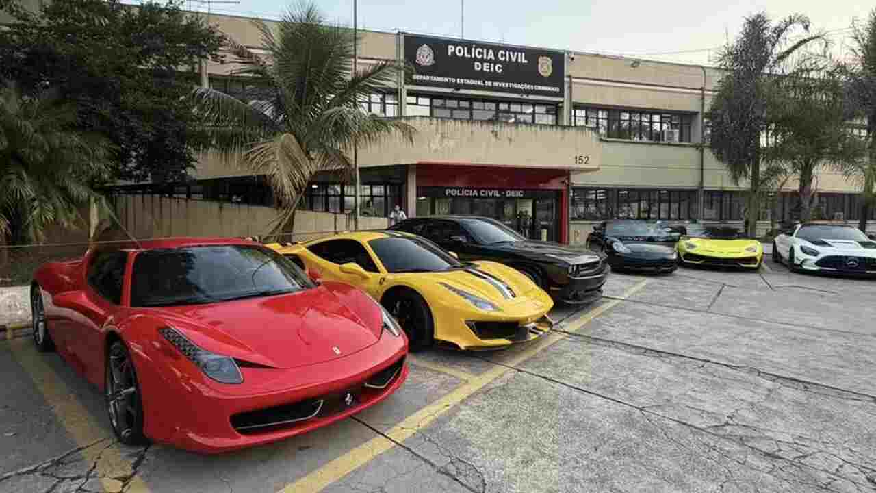 Polícia apreende 14 carros de luxo em operação no Brasil