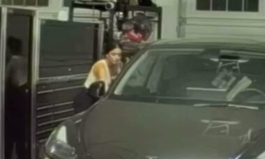 Vídeo: Mulher destrói Tesla do ex-namorado como vingança após término