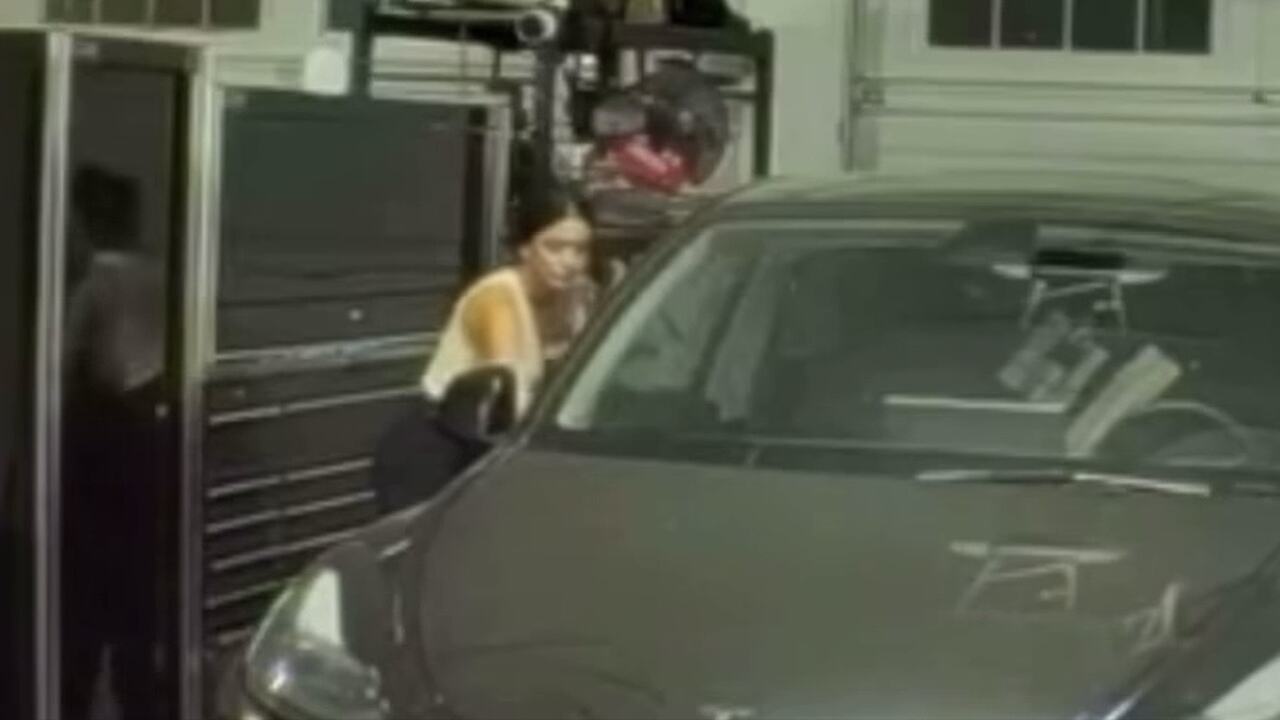 Video: Kvinde ødelægger ekskærestens Tesla som hævn efter brud