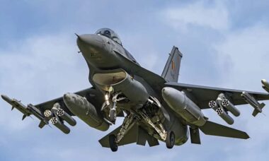 Bélgica testa foguetes guiados a laser FZ275 nos caças F-16 para combate antidrones