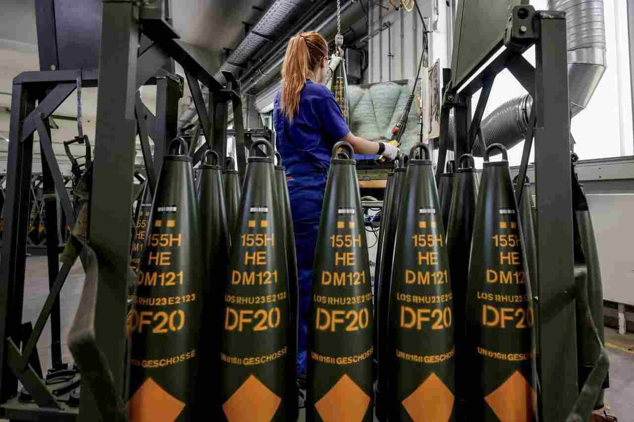 Pierburg-fabrikken i Berlin begynner å produsere 155 mm artillerigranater