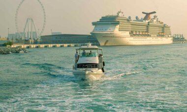 Britânicos presos em cruzeiro em Dubai "dançam ao redor de piscina" enquanto drones sobrevoam o navio