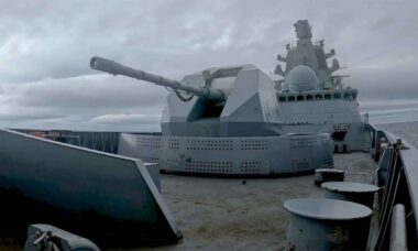 Fragata russa Admiral Golovko abate alvo aéreo durante exercício no Mar de Barents. Telegram @mod_russia_en